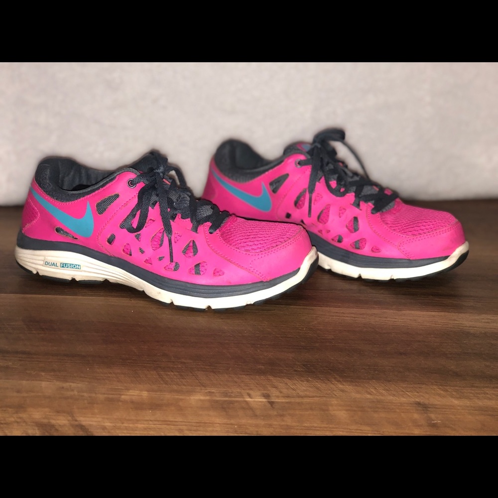 Nike Pink & Grey Dual Fusion’s size 8